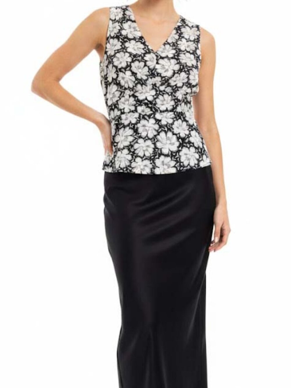 Covington Black White Floral Shell Top Size 6 V-Neck Smocked Sleeveless